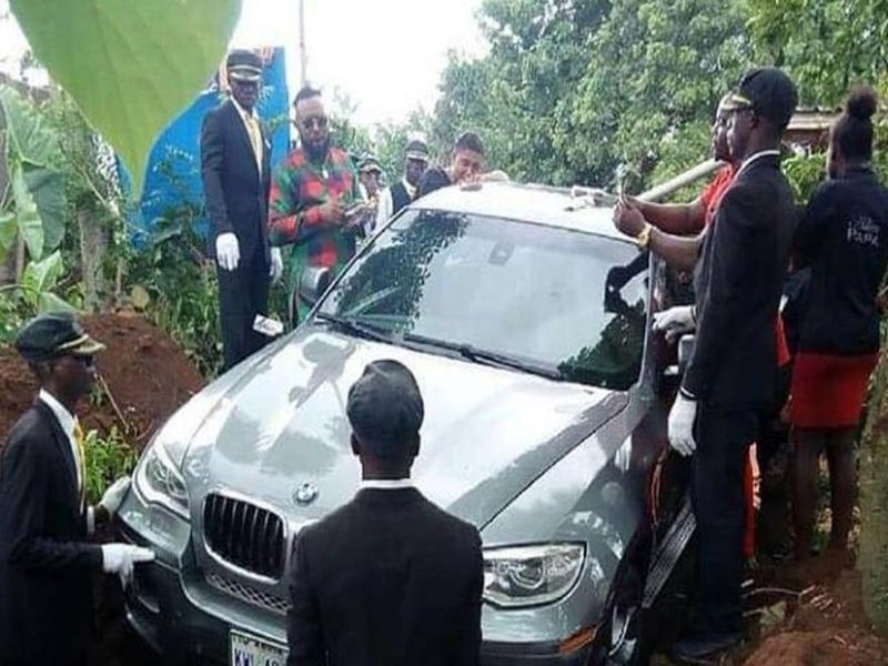 Man buries father in brand new BMW car | ...म्हणून त्यानं वडिलांच्या मृतदेहासह 60 लाखांची बीएमडब्ल्यू कार केली दफन