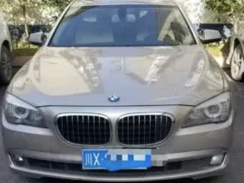 Chinese man steals chickens for cover fuel costs of his luxurious BMW | बाबो! २ कोटींची BMW कार तर घेतली, पण पेट्रोल भरण्यासाठी करत होता कोंबड्यांची चोरी!