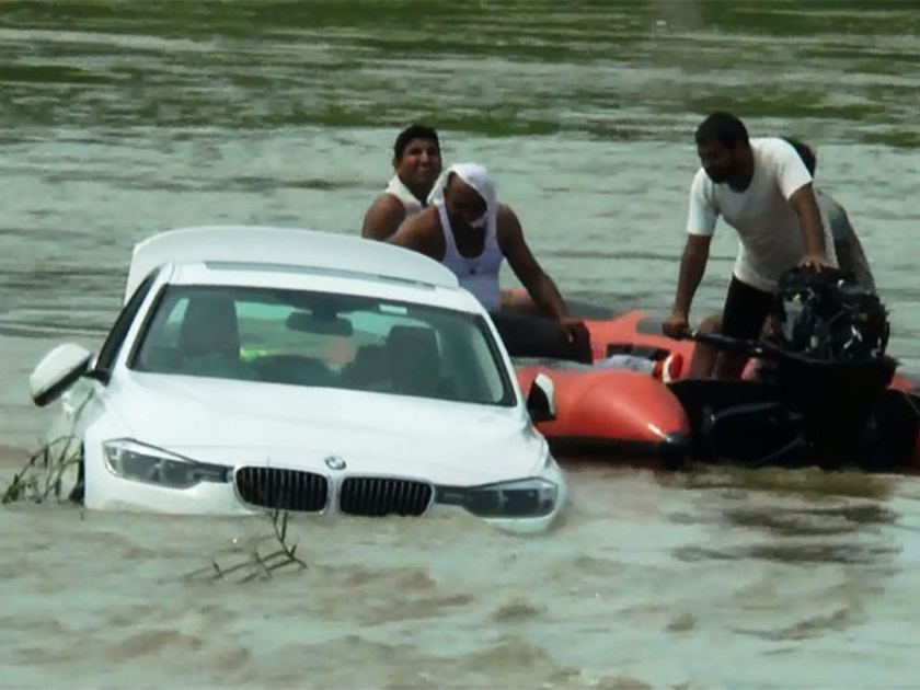 Youth Pushes Luxury BMW in River after father denies New Jaguar Car Request | Video : नवीन Jaguar कार देण्यास वडिलांनी दिला नकार, बिघडलेल्या मुलाने नदीत ढकलून दिली BMW कार!