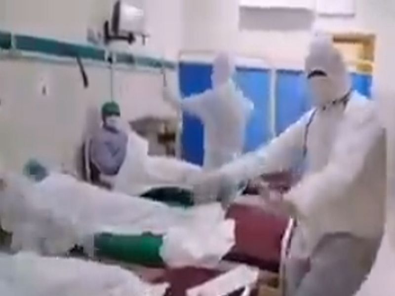 Doctor dancing on chitta chola in front of corona virus patients in Pakistan sna | पाकिस्तानात कोरोना रुग्णांसमोर भांगडा करतायेत डॉक्टर अन् नर्स, Video व्हायरल
