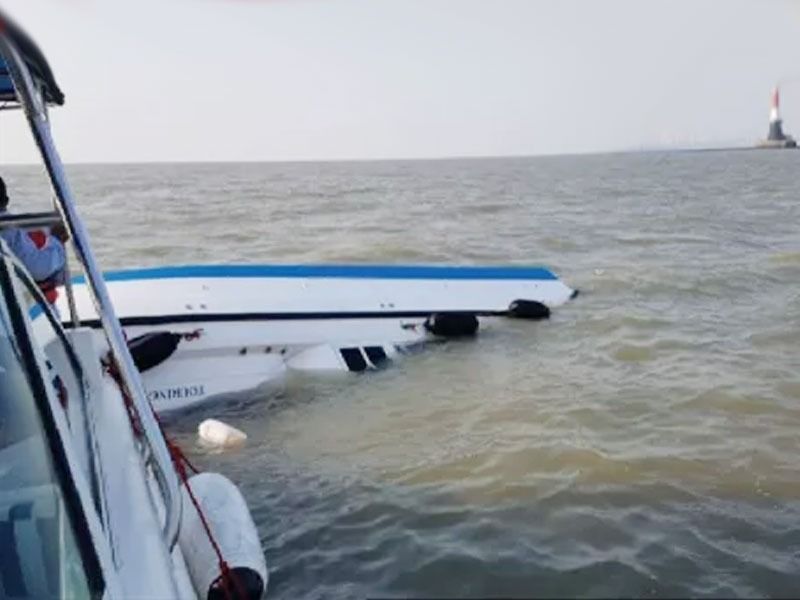A boat accident in in arabian sea; memorial of chhatrapati shivaji maharaj | शिवस्मारकाच्या पायाभरणी कार्यक्रमास निघालेल्या स्पीडबोटीला अपघात, एकाचा मृत्यू