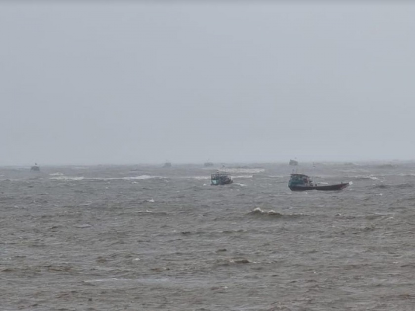 Bhayander's 10 fishing boats far from shore; No contact with some boats; Assistance is being sought from the Coast Guard | भाईंदरच्या  १० मच्छिमार बोटी किनाऱ्या पासून लांबच; काही बोटींशी संपर्क नाही; कोस्टगार्ड ची घेतली जात आहे मदत 
