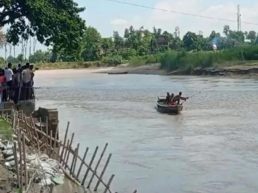 Muzaffarpur boat capsizes death toll children missing Gaigghat Bagmati River, Bihar | बागमती नदीत शाळकरी मुलांना घेऊन जाणारी बोट उलटली, १८ जण बेपत्ता