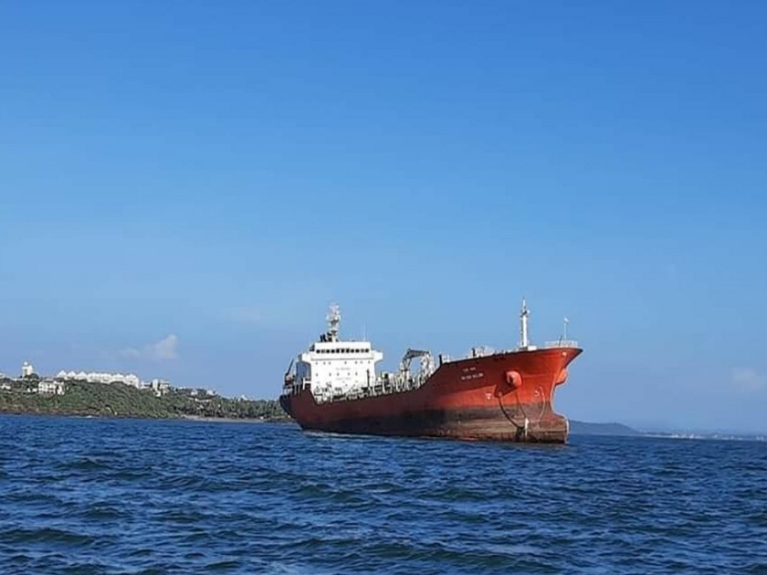Continuing to remove Nafta from the ship, the notice of the Collector | जहाजातून नाफ्ता काढणे सुरूच, जिल्हाधिकाऱ्यांची नोटीस