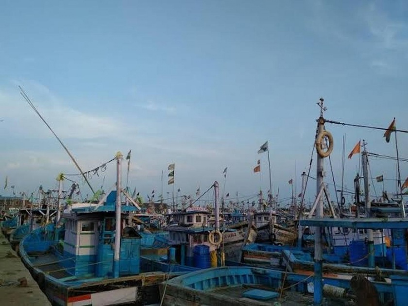 Missing trawler from tamilnadu found at goa | तामिळनाडूत चक्रीवादळात भरकटलेला ट्रॉलर गोव्याच्या किनाऱ्यावर धडकला