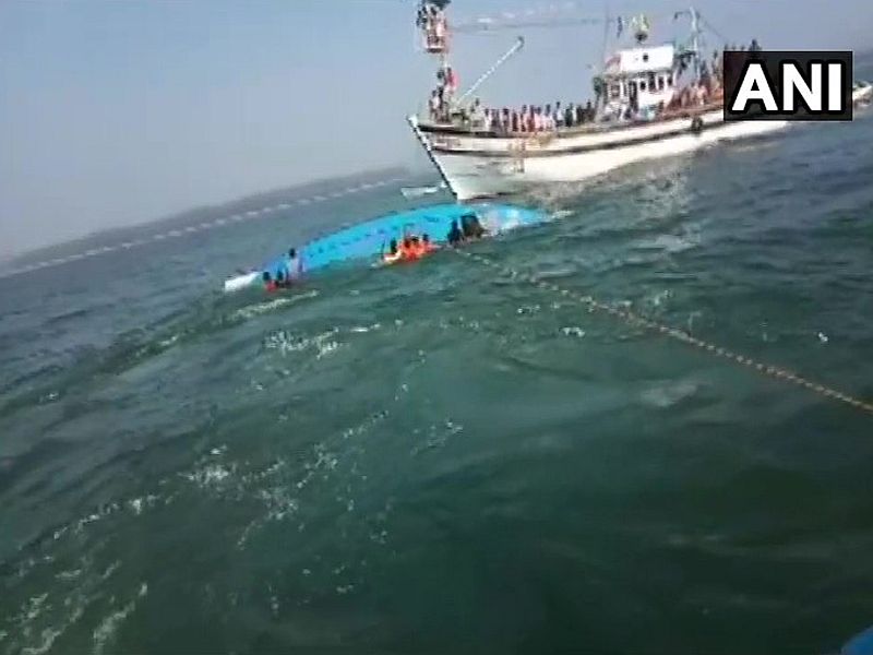 6 dead after a boat capsized near Karwar | कर्नाटकातील कारवारजवळ बोट बुडून 8 जणांचा मृत्यू  