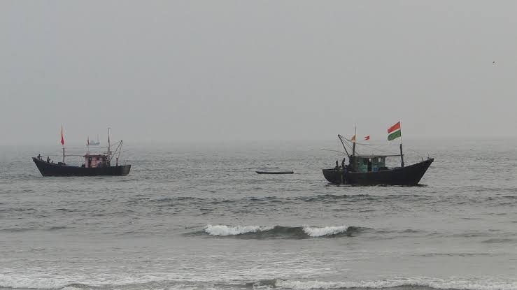 Boat traffic in Konkan by boat in Konkan, despite communication barrier | संचारबंदी असतानाही कोकणात समुद्रमार्गे बोटीतून वाहतूक, गुहागरमध्ये बोट मालकावर गुन्हा