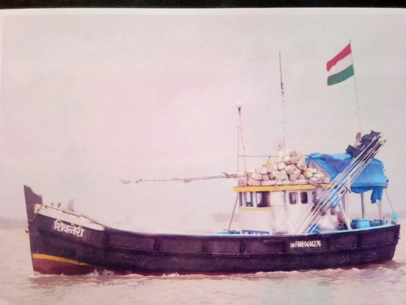 Palghar: Shivneri boat met with an accident | पालघर : सातपाटी येथे शिवनेरी बोटीला समुद्रात अपघात, 13 खलाशांची सुखरुप सुटका