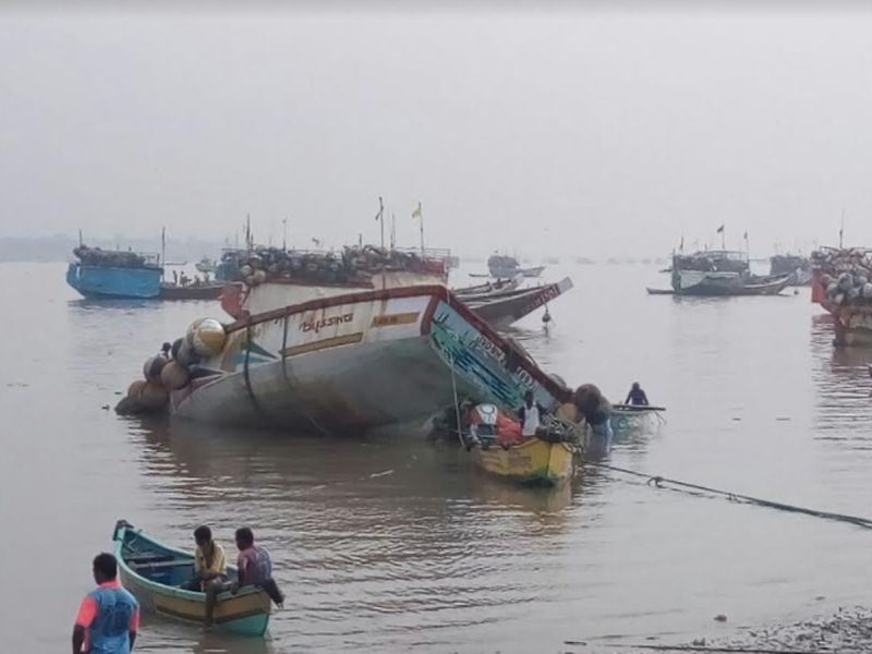 Risky travel of Mini Boat | डोंग्याचा जीवघेणा प्रवास