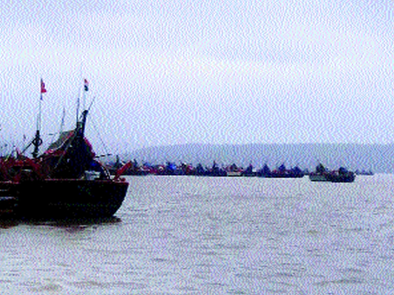 The number of missing boats was four, the search started by the Coast Guard | चार बेपत्ता बोटींपैकी दोन बोटींशी वायरलेस संपर्क यशस्वी