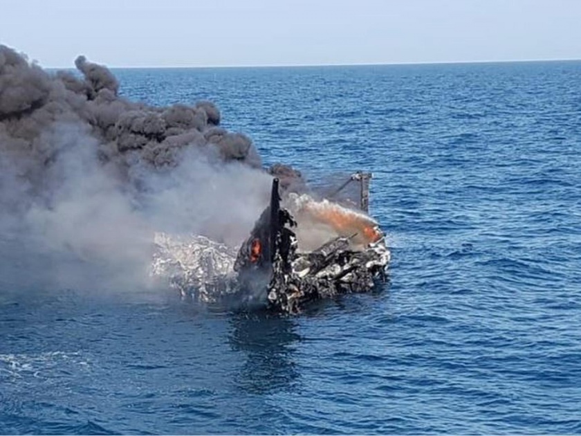 Pakistani boat crashed; Indian Coast Guard, Gujarat ATS Action | पाकिस्तानी बोटीला केले उध्वस्त; भारतीय तटरक्षक दल, गुजरात एटीएसची कारवाई