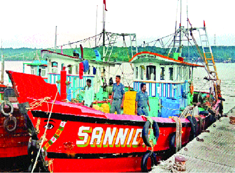 Fisheries operation to catch highspeed boats: | हायस्पीड नौका पकडली मत्स्य विभागाची कारवाई : देवगड समुद्रात अनधिकृत मच्छिमारी