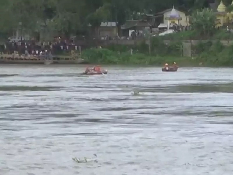 Assam: Collision between two boats full of 100 passengers; Many are missing | Assam: 100 प्रवाशांनी भरलेल्या दोन बोटींमध्ये जोरदार टक्कर; अनेकजण बेपत्ता