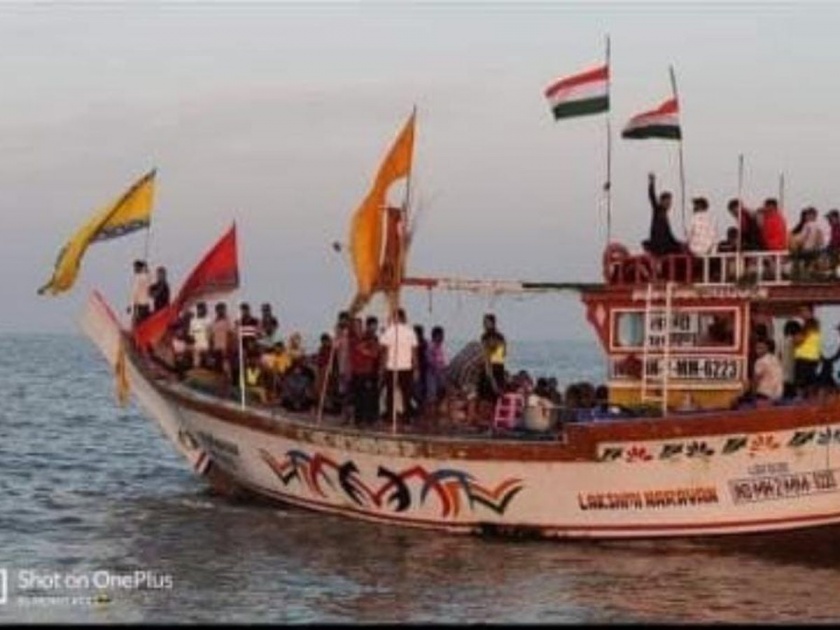 In Madh Koliwada, Lakshminarayan's boat was found on a rock and broke up; Seven sailors survived | मढ कोळीवाड्यात लक्ष्मीनारायण नौका खडकावर आढळून फुटली; सात खलाशी मात्र वाचले