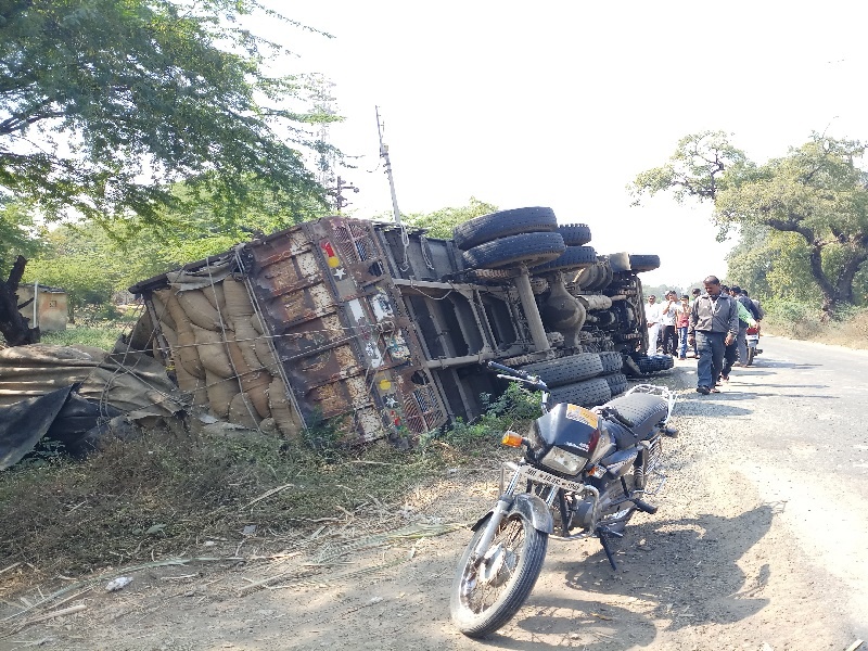 The truck overturned due to lack of sidebars; Two were injured | साईडपट्ट्याअभावी मालट्रक उलटला; दोन जण जखमी