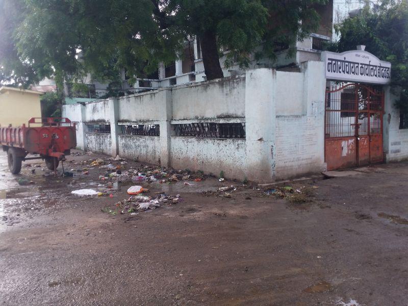 Boudwad Nagar Panchayat has issued notice to the employees | बोदवड नगरपंचायतीने सफाई कर्मचाऱ्यांना बजावली नोटीस