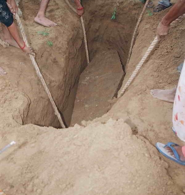 The body of a minor girl was taken out of the grave for postmortem! | अल्पवयीन मुलीचा मृतदेह कबरीतून बाहेर काढून शवविच्छेदन!