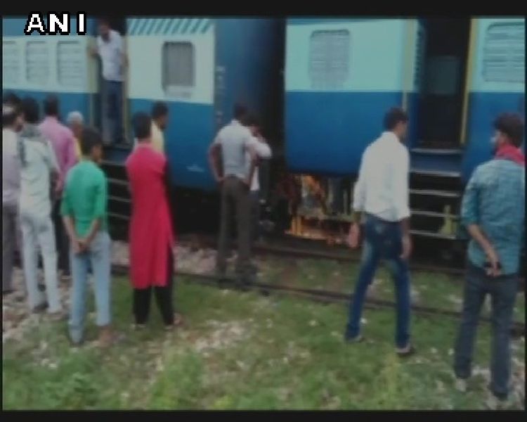 Agra-Gwalior passenger train collapsed near accident, near Agra Cantt | आग्रा-ग्वालियर पॅसेंजर ट्रेनला अपघात, आग्रा कँटजवळ डब्बा घसरला