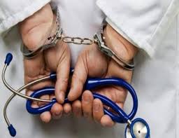 Nokhil Gandhi, a bogus doctor in Akot town, surrendered to the police | अकोट शहरातील बोगस डॉक्टर निखिल गांधी पोलिसांना शरण