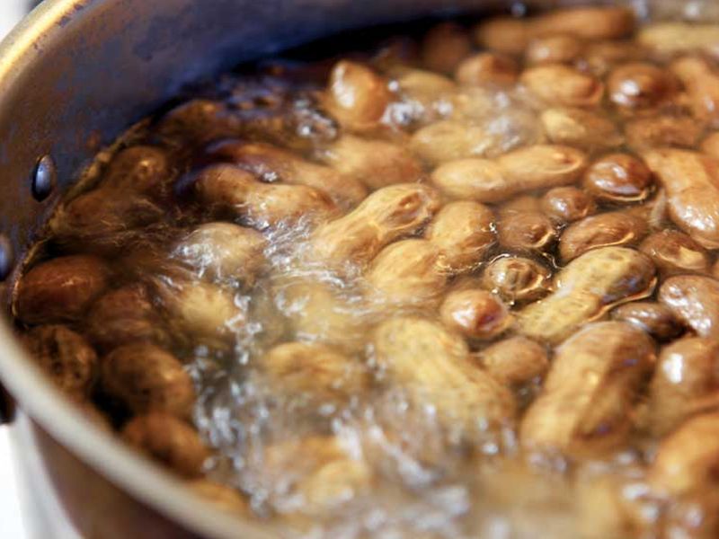 Know the boiled peanuts health benefits | वजन कमी करण्यासाठी हिवाळ्यात आवर्जून खा भुईमूगाच्या शेंगा, जाणून घ्या फायदे!