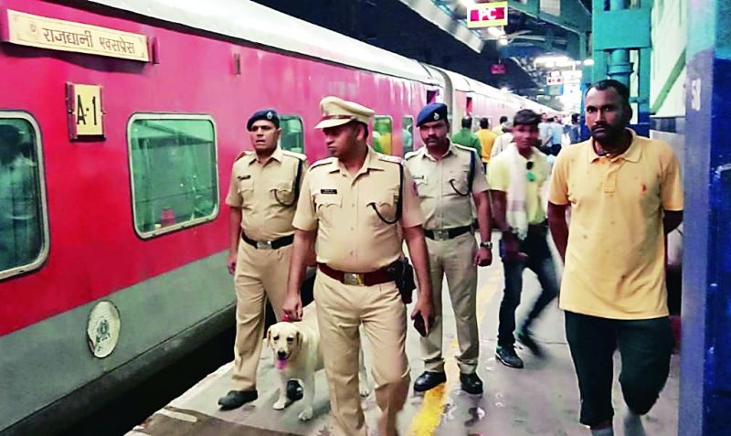Train inspection in Nagpur after receiving bomb instruction | बॉम्बची सूचना मिळाल्याने नागपुरात रेल्वेगाड्यांची कसून तपासणी
