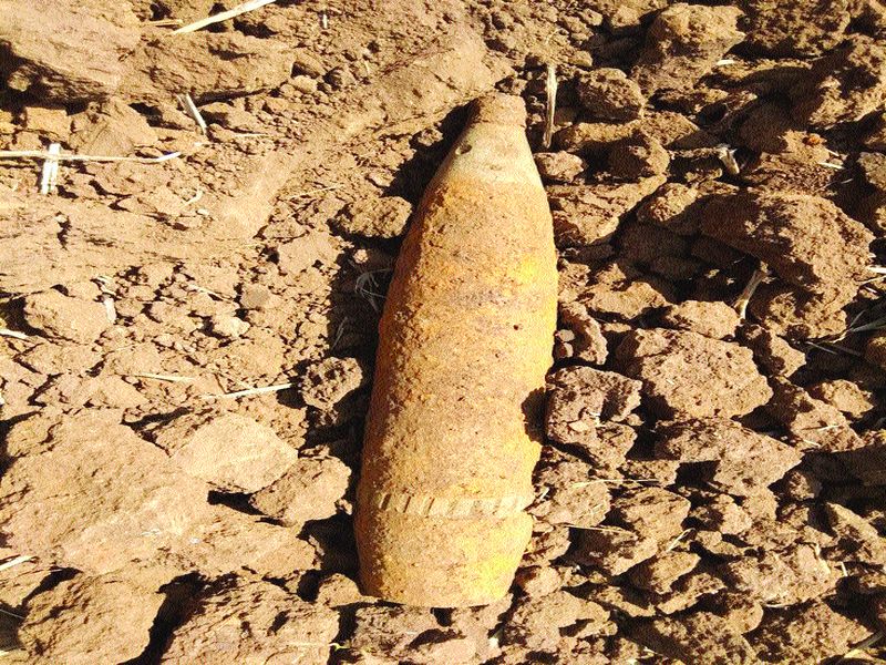 Bombshell objects found in the field | शेतात आढळली बॉम्बसदृश वस्तू
