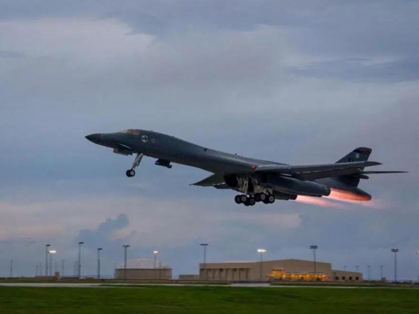  Bomber aircraft flying from North Korea, America's power performance, tension grew; Talk to Trump's safety advisers | बॉम्बर विमानांचे उत्तर कोरियावरून उड्डाण, अमेरिकेचेही शक्तिप्रदर्शन, तणाव वाढला; ट्रम्प यांची सुरक्षा सल्लागारांशी चर्चा