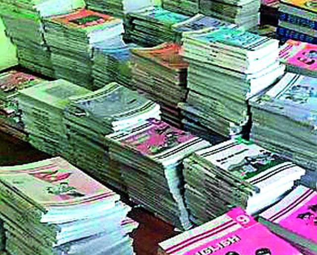 7.44 lakh free textbooks get in Washim district | वाशिम जिल्ह्यात ७.५४ लाखांपैकी ७.४० लाख मोफत पाठ्यपुस्तके प्राप्त