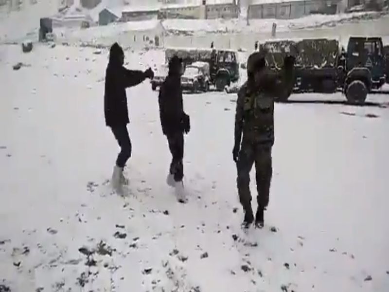 Video: Hello Hello! Do you see the garaba played by the soldiers at minus zero degrees tempreture | Video: उणे शून्य डिग्री तापमानात जवानांनी खेळलेला गरबा पाहिलात का?