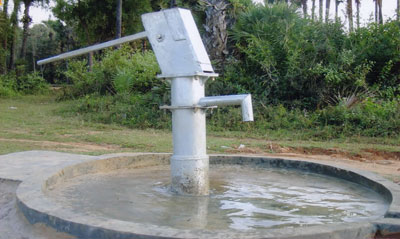  Water borer of water in Jhagrewadi; Being satisfied with water problems, villagers satisfied | पाणीटंचाईग्रस्त झुगरेवाडीला बोअरवेलचे पाणी; पाणीप्रश्न सुटणार असल्याने ग्रामस्थ समाधानी