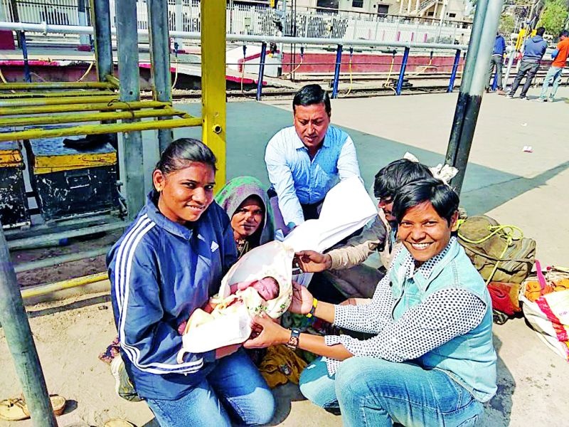 The woman gave birth to a baby at Nagpur railway station | नागपूर रेल्वेस्थानकावर महिलेने दिला बाळाला जन्म