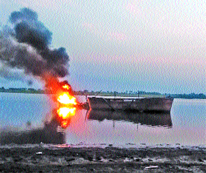 38 bomb blasts in Ujani reservoir have been destroyed by the explosion | उजनी जलाशयावर जिलेटिनचा स्फोट; ३८ बोटी केल्या नष्ट