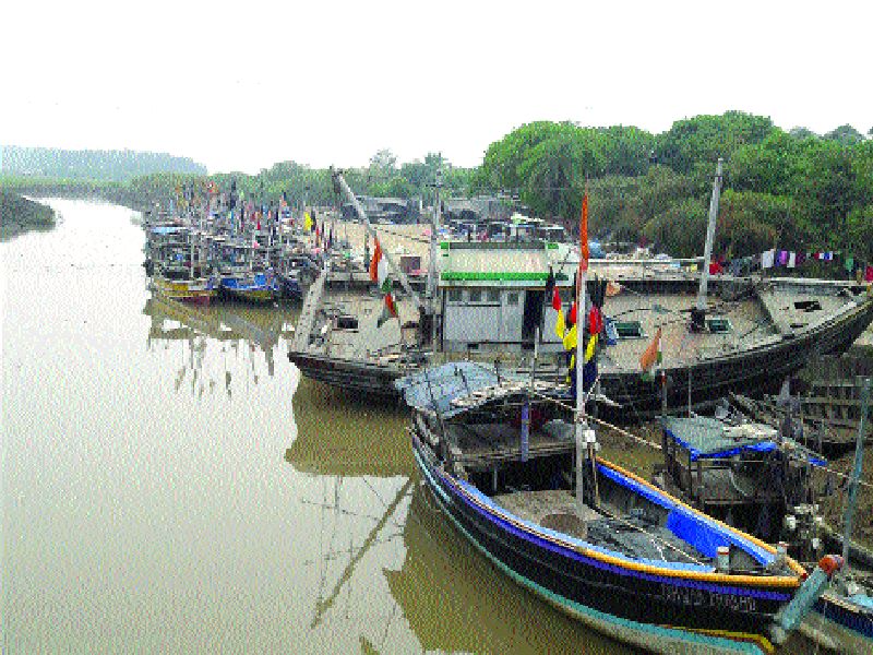 Thane-Palghar's 35 boats are still in the sea | ठाणे-पालघरच्या ३५ बोटी अद्यापही समुद्रात