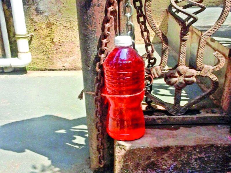On the nuisance of dogs, red colored bottles is kept out of the house | कुत्र्यांच्या उपद्रवावर ‘जावईशोध’, घराबाहेर ठेवल्या जातात लाल रंगाच्या बाटल्या