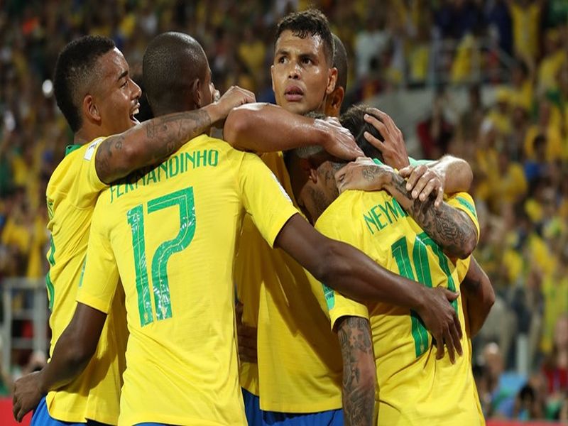 FIFA Football World Cup 2018: Brazil's 'Samba' dazzle after victory! | FIFA Football World Cup 2018 : विजयानंतर ब्राझीलचा ‘सांबा’ जल्लोष!