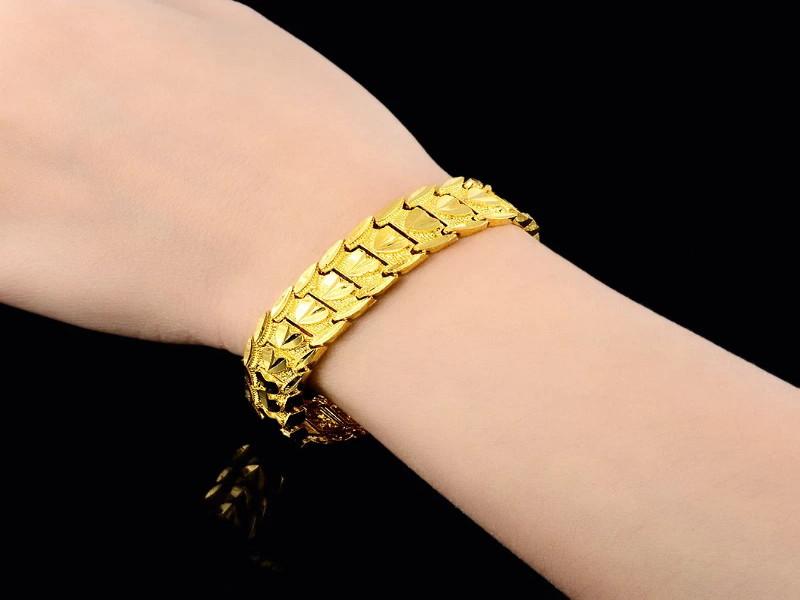 35,000 gold bracelets stolen from women shopkeeper It was observed after 15 days | कामगाराची नजर चुकवून चोरले ३५ हजारांचे सोन्याचे ब्रेसलेट; १५ दिवसानंतर आले निदर्शनास