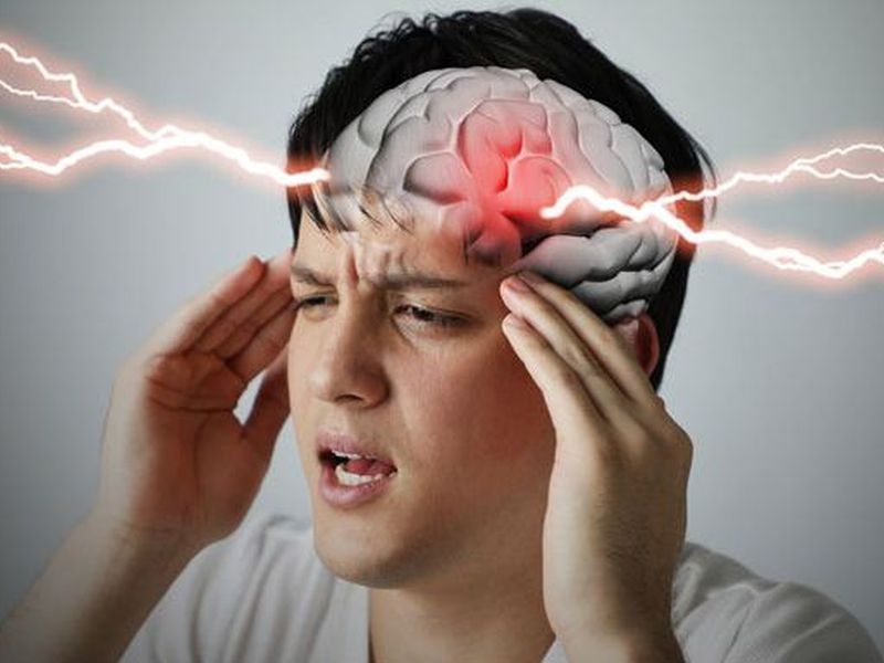 causes symptoms remedies of brain stroke | ब्रेन स्ट्रोकची 'ही' लक्षणे आत्ताच जाणून घ्या, दुर्लक्ष केल्यास येईल आयुष्यभरासाठीचं अपंगत्व