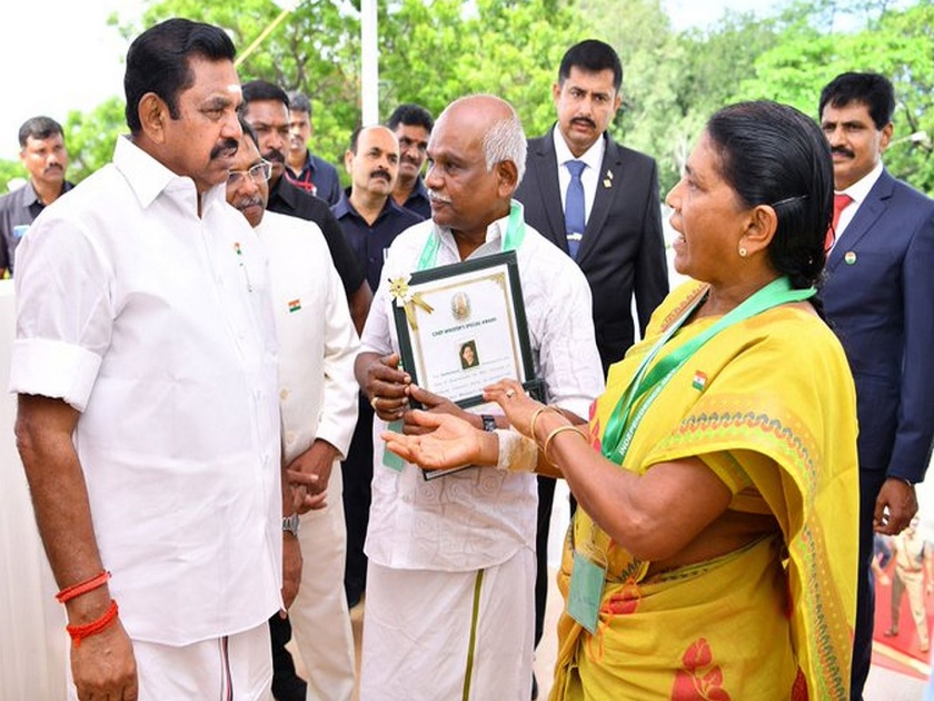 tamilnadu cm presented bravery award to elderly couple who fought with robbers | चोरट्यांना चोपणाऱ्या धाडसी आजी-आजोबांना शौर्य पुरस्कार