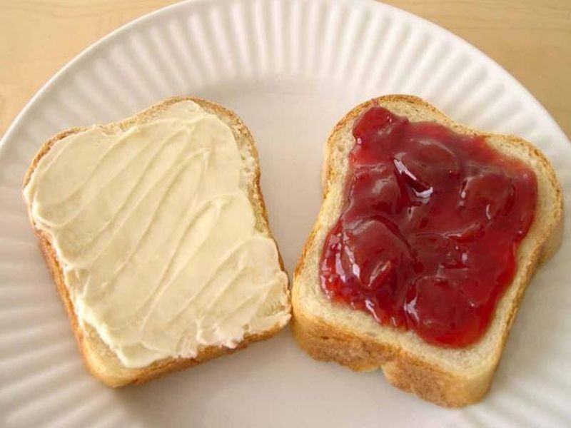 Health Tips : Do not eat these thing in morning breakfast | नाश्त्याला चुकूनही खाऊ नका ब्रेड-जॅमसह हे 4 पदार्थ