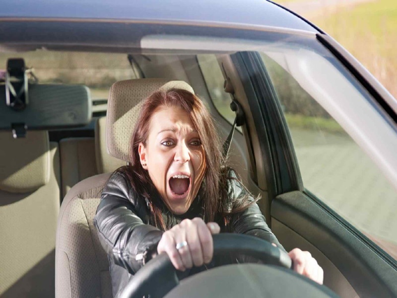 Stop the car after breakfell in just eight seconds | ब्रेकफेल झाल्यानंतर अशा पद्धतीने कार थांबवा केवळ आठ सेकंदात
