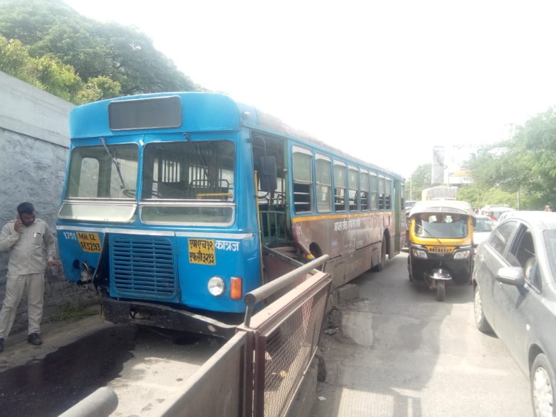 The PMP bus break failed , no accident due to driver presence of mind | पीएमपी बसचा ब्रेक निकामी, चालकाच्या प्रसंगावधानतेमुळे अपघात टळला 