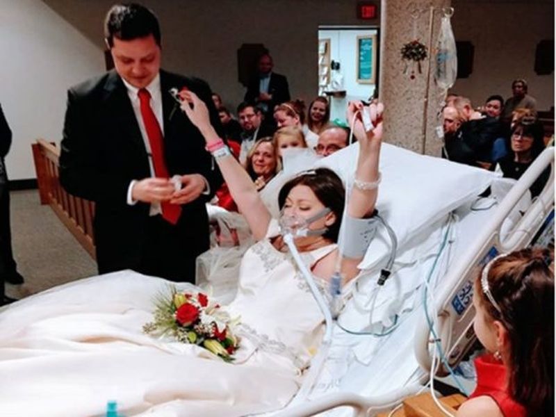 a woman gets married before 18 hours of her death | ब्रेस्ट कॅन्सर झाला असतानाही तिने सोडली नाही जिद्द, मृत्यूच्या काही तासापूर्वी रुग्णालयात बेडवरच केलं लग्न