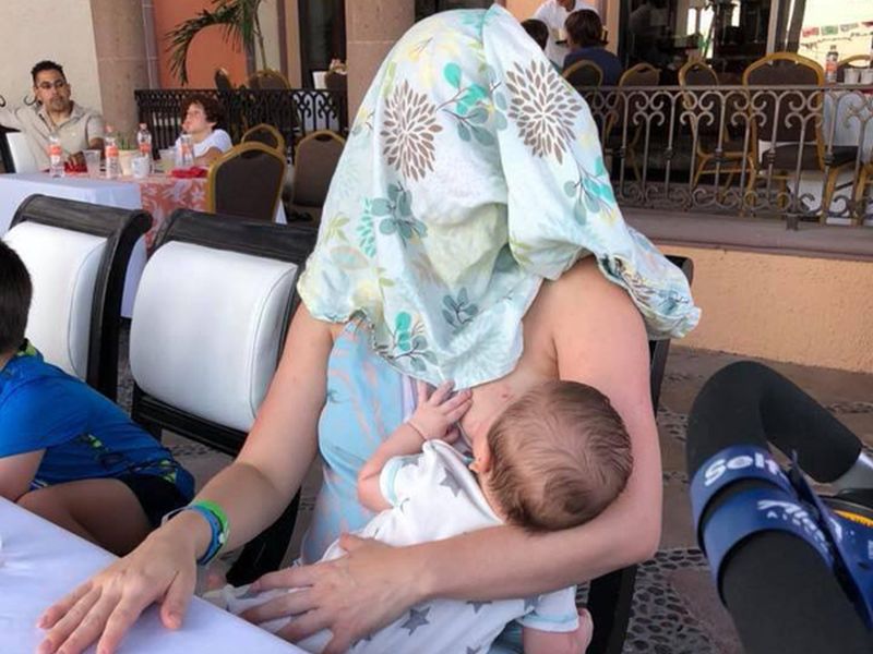 Breastfeeding mom cover her face picture goes viral | उघड्यावर बाळाला दूध पाजण्यापासून रोखलं; महिलेनं दिलं चोख उत्तर!