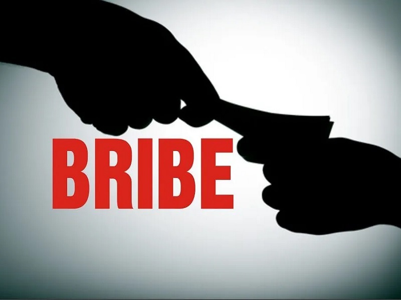 arrest Gram Sevak asking for a bribe to correct the passage pune crime news | Pune: उताऱ्यातील दुरुस्ती लाच घेणाऱ्या ग्रामसेवकाच्या आवळल्या मुसक्या, ACB ची कारवाई