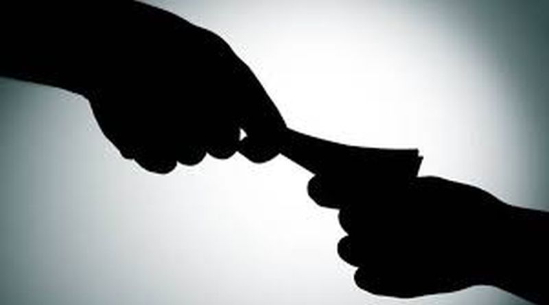 MSEDCL assistant engineer arrested in bribery case | महावितरणच्या सहाय्यक अभियंत्यास लाच प्रकरणी अटक