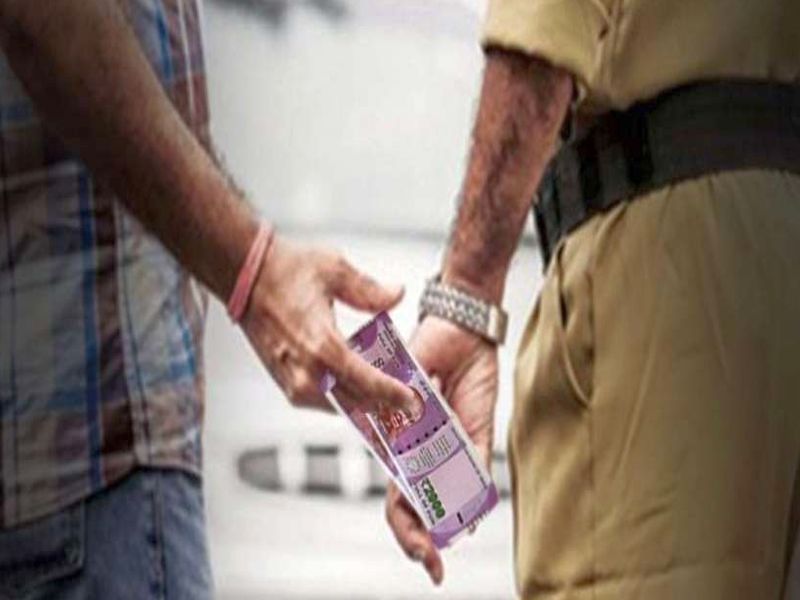 Crime at Mhasrul police station; Constable arrested for taking bribe of Rs 2,000 | म्हसरूळ पोलीस ठाण्यात गुन्हा; २ हजाराची लाच घेताना हवालदार ताब्यात