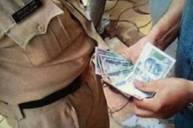 Constable arrested for taking bribe along with senior police inspector of anti-narcotics squad in Navi Mumbai | अमली पदार्थ विरोधी पथकाच्या वरिष्ठ पोलीस निरीक्षकासह हवालदारास लाच घेताना अटक!