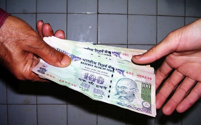 suspends Officer caught a bribe of 10 lakhs | बडतर्फ विधी अधिकारी १० लाखांची लाच घेताना जाळ्यात