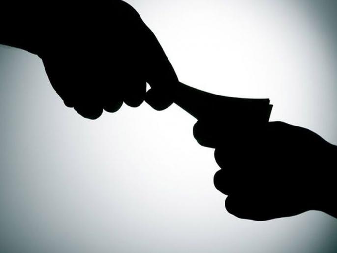 The crime of demanding bribe on the king of civil | सिव्हिलच्या राजेवर लाचेच्या मागणीचा गुन्हा