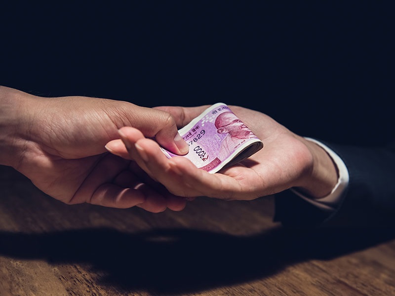 A bribe of Rs | २५०० रुपयांची लाच भोवली 